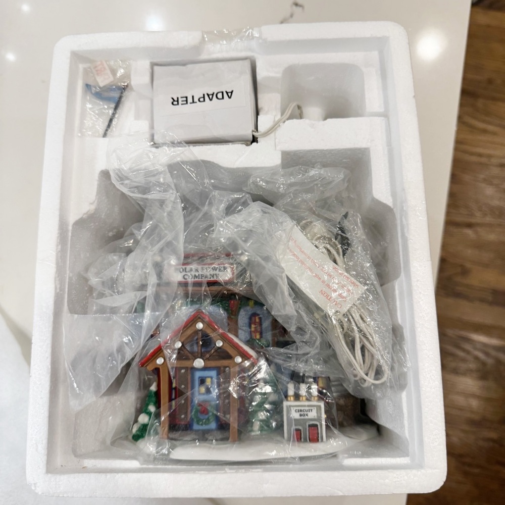 ❤️🎄❤️ Dept 56 | “Polar Power Company”| North Pole Series ❤️🎄❤️ - Picture 9 of 15